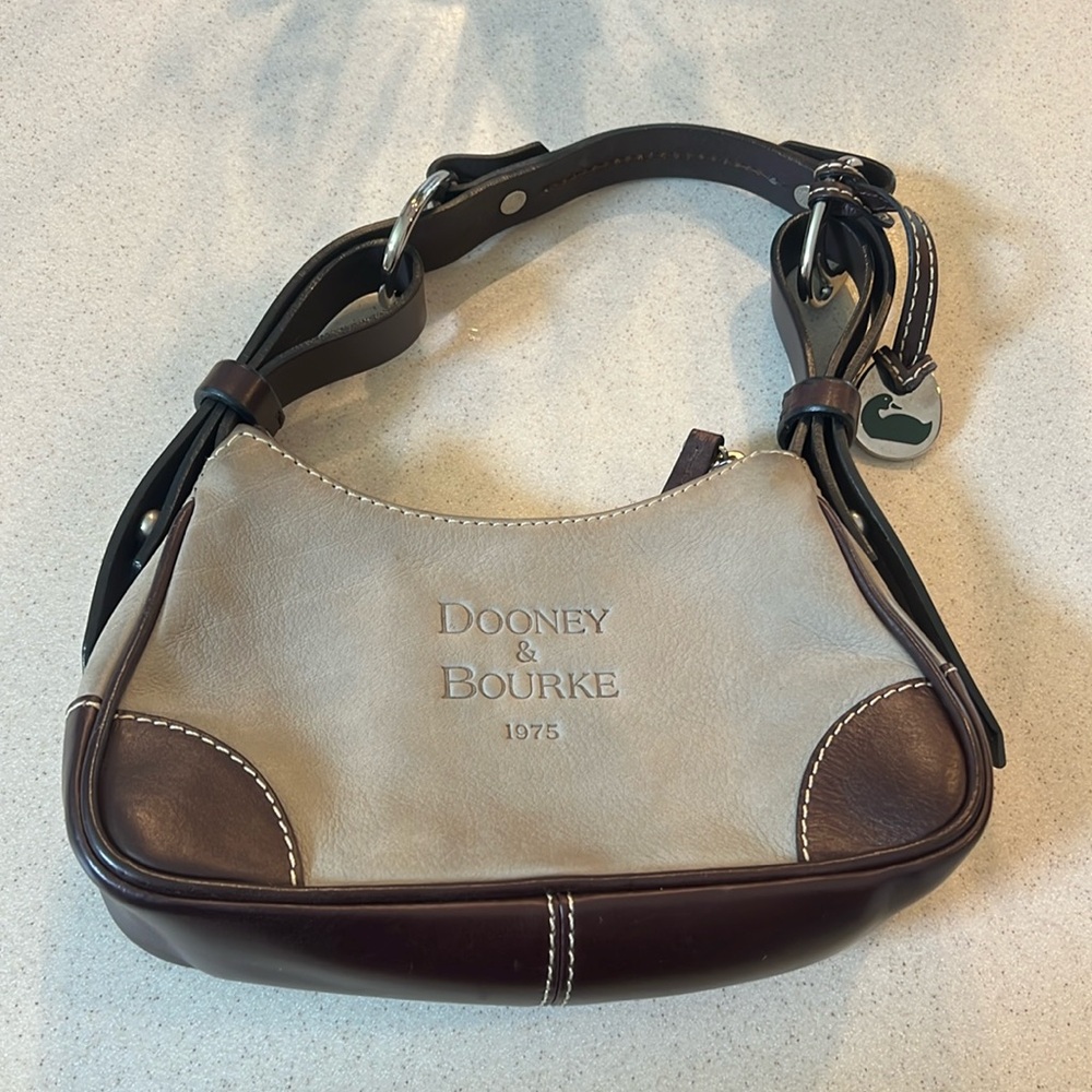 Dooney & Bourke ladies purse. Tan/chocolate leather. Excellent condition!
